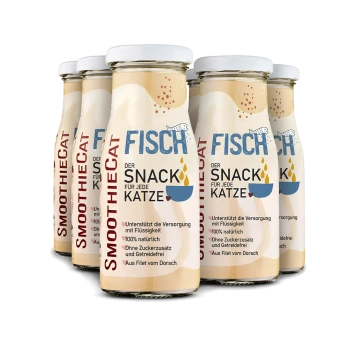 Sechs Glasflaschen mit "SmoothieCat" Fischsnacks für Katzen, mit Etiketten in deutscher Sprache, die über Unterstützung der Hydration und natürliche Zutaten informieren.