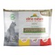 Multipack Almo Nature HFC Naturel pour chats adultes, avec des recettes variées au poulet, 6 paquets de 55g chacun, avec une silhouette de chat.