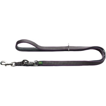 Eine strapazierfähige graue Hundeleine mit einem Metallclip und einem grünen Etikett, mit einem strukturierten Griff und lila Nähten.