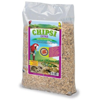 Transparenter Sack mit Holzstreu für Haustiere, bunte Etikette mit der Aufschrift 'CHIPSI EXTRA', XXL-Siegel und Abbildungen von Papagei und Reptil.