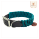 Türkiser Paracord-Hundehalsband mit einer braunen Lederbasis und einer silbernen Metallschnalle, mit einem Holzschild mit dem 'WILDFANG'-Logo.