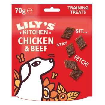 Przysmaki treningowe dla psów dorosłych Kurczak & Wołowina 70 g Opakowanie przysmaków treningowych Chicken & Beef od Lily's Kitchen z rysunkowym psem, z napisem "SIT... STAY... FETCH!" i czterema kawałkami przysmaków.
