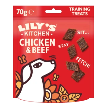 Emballage de friandises d'entraînement au poulet et au bœuf de Lily's Kitchen avec un chien de dessin animé, avec le texte "SIT... STAY... FETCH!" et quatre morceaux de friandises.