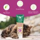 Tube 'KITTEN VITAMIN PASTE' ('NATURAL KITTEN VITAL', 'Mit Taurin') vor einer ruhenden getigerten Katze; oben ist deutscher Text zu sehen.