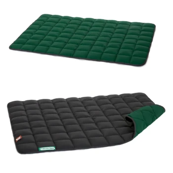 Zwei Haustiermatten werden angezeigt: eine grüne, gesteppten Matte oben und eine wendbare schwarze Matte mit grüner Unterseite darunter, mit dem Logo "Doctor Bark."