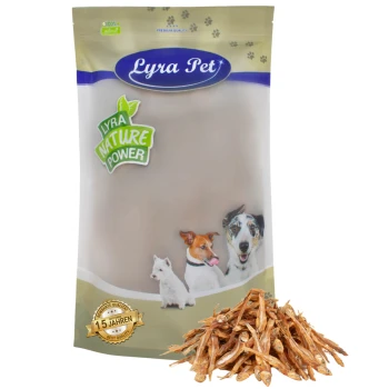 Kleine Fische 1 kg Verpackung von Lyra Pet Hundeleckerlis mit einem Logo und Bildern eines Hundes, einer Katze und einem kleinen Hund, mit getrockneten Fischsnacks davor.