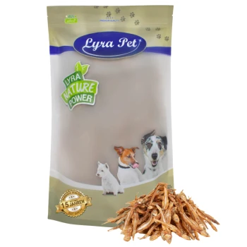 Verpackung von Lyra Pet Hundeleckerlis mit einem Logo und Bildern eines Hundes, einer Katze und einem kleinen Hund, mit getrockneten Fischsnacks davor.