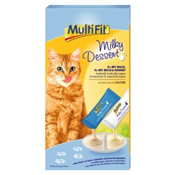 Een speelse oranje kat die zijn lippen likt naast een doos MultiFit Milky Dessert, met 8 porties met melk en yoghurt, en een calciumclaim.