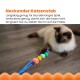 Eine verspielte Siamkatze interagiert mit einem bunten Katzenspielzeug mit Pompons und einem kleinen Plüschcharakter auf einem Holzboden.