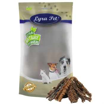 Lammpansen 1 kg Lyra Pet Hundeleckerlipackung mit "100% natürlich" und "Lyra Nature Power," mit drei Hunden und einem Haufen Leckerlis.