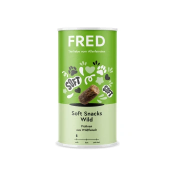 Grüner Behälter von FRED Soft Snacks Wild für Haustiere, verziert mit Pfotenabdrücken und Herzen, beschriftet mit "Soft Snacks Wild" und "Pralinen aus Wildfleisch."