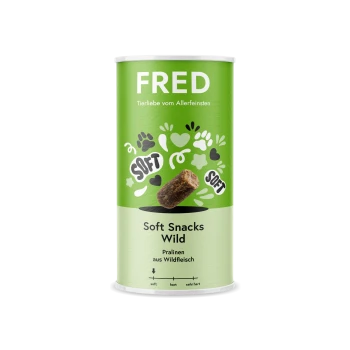 Grüner Behälter von FRED Soft Snacks Wild für Haustiere, verziert mit Pfotenabdrücken und Herzen, beschriftet mit "Soft Snacks Wild" und "Pralinen aus Wildfleisch."