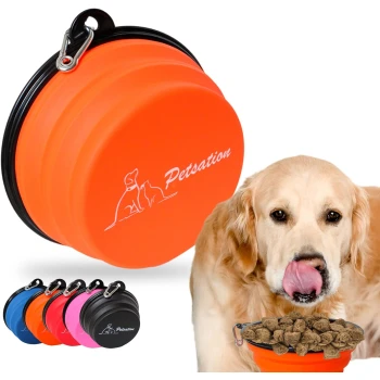 Zusammenklappbare orange Haustierschüssel mit "Petsation"-Logo, umgeben von Schüsseln in Schwarz, Pink, Rot und Blau, gefüllt mit Hundefutter.
