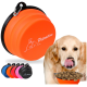 Zusammenklappbare orange Haustierschüssel mit "Petsation"-Logo, umgeben von Schüsseln in Schwarz, Pink, Rot und Blau, gefüllt mit Hundefutter.