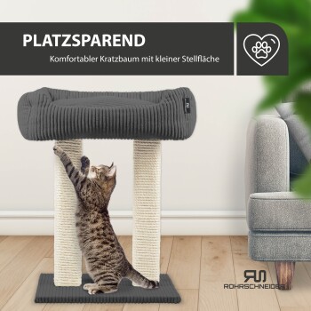 Eine getigerte Katze streckt sich auf einem modernen, platzsparenden Katzenbaum mit einem grauen Plüschoberteil und zwei mit Sisal umwickelten Kratzpfosten.
