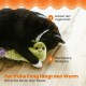 Eine schwarz-weiße Katze kuschelt mit einem grünen Wurmspielzeug auf einem Holzboden. Text: "Der frühe Fang fängt den Wurm" mit hervorgehobenen Merkmalen.