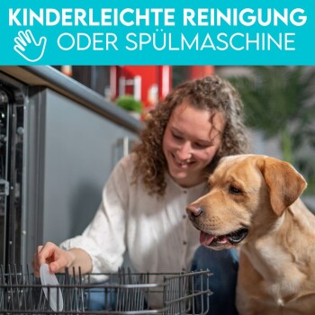 Eine Person lädt einen Geschirrspüler, während ein goldenes Labrador nebenan sitzt. Der Text darüber sagt: "Kinderleichte Reinigung oder Spülmaschine."