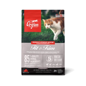 Orijen Fit & Trim kattenvoer zak met een kat op gras, met de nadruk op '85% kwaliteitsdierlijke ingrediënten' en 'vers of rauw.'