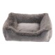 Graues Haustierbett mit einem plüschigen, pelzigen Rand und einem weichen Zentrum, entworfen für Komfort und Entspannung.