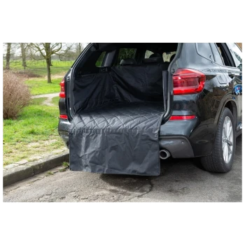 Zwarte honden cargo liner geïnstalleerd in de kofferbak van een SUV, ontworpen om het interieur te beschermen tegen vuil en hondenhaar.