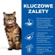 Kot tabby z czerwoną obrożą siedzi obok niebieskiego panelu podkreślającego korzyści: prebiotyczne włókno, łatwe trawienie i witaminy odżywiające skórę.