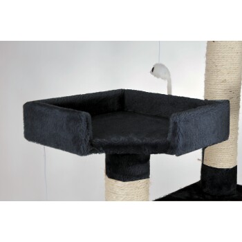 Eine schwarze Katzenbaumplattform mit einer weichen, plüschigen Oberfläche und einer baumelnden Spielzeugmaus, mit sisalumwickelten Pfosten zum Kratzen.