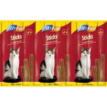Trois paquets de Fit+Fun Sticks pour chats, présentant un chat tigré sur un fond rouge, avec un texte détaillant les ingrédients : 'avec volaille et foie.'