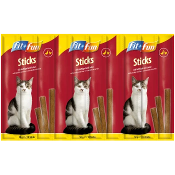 Drei Pakete Fit+Fun Sticks für Katzen, mit einer getigerten Katze auf rotem Hintergrund, mit Text, der die Zutaten beschreibt: "mit Geflügel und Leber."