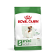 Sac de nourriture pour chiens Royal Canin Mini Adult, présentant un petit chien sur le devant, étiqueté pour les chiens de plus de 10 mois, avec "Entretien du poids" mis en avant.