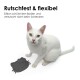 Eine weiße Katze sitzt neben einer grauen Silikonmatte in Katzenform mit dem Text "Rutschfest & flexibel" über ihre rutschfesten Eigenschaften.