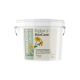 Weißer Eimer mit der Aufschrift "Relax BioCare Pferdeerde Arnica" mit floralem Design, das angibt, dass es die Erholung nach dem Sport für Pferde unterstützt.