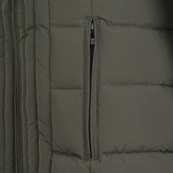 Nahaufnahme einer dunkelgrünen Daunenjacke mit einem Reißverschlussfach, die die gesteppten Texturen und Nähdetails zeigt.