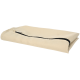 Lit pour animaux beige avec une ouverture zippée, plié soigneusement, mettant en valeur une texture de tissu douce.