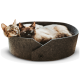 Zwei Katzen, eine getigerte und eine Siamkatze, die friedlich zusammen in einem gemütlichen, dunkelgrauen Filzkatzenbett liegen.