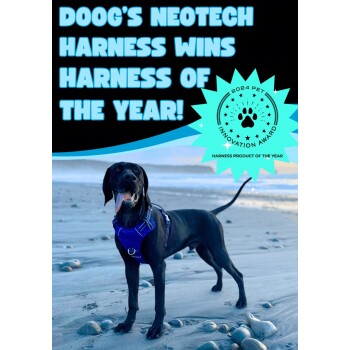 Ein glücklicher schwarzer Hund in einem blauen Geschirr steht am Strand mit dem Text "DOOG'S NEOTECH HARNESS WINS HARNESS OF THE YEAR!" und einem "2024 PET INNOVATION AWARD" Abzeichen.