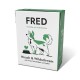 Karton mit Hundefutter mit der Aufschrift "FRED" in grünem Design, Cartoon-Hund und Text: "Hirsch & Wildschwein mit Hirse, Steckrüben und Apfel."
