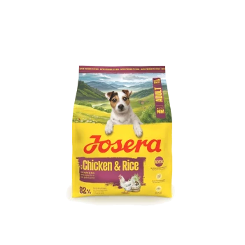 Gelbe Josera-Hundefuttertüte mit Aufschrift 'Chicken & Rice' Adult Mini, 82%, Zahn- und glutenfrei-Symbole, Landschaftsbild.