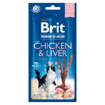 Opakowanie przysmaków dla kotów Brit z czarno-białym kotem, z tekstem podkreślającym "Kurczak i Wątróbka", "95% Mięsne Patyki" oraz korzyści odżywcze.