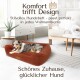 Stylisches Hundebett in einem gemütlichen Wohnzimmer mit einem entspannten Hund. Text: "Komfort trifft Design - perfekt für jedes Zuhause."