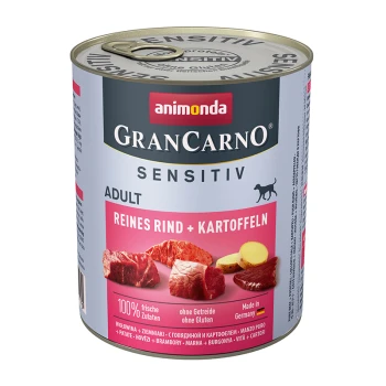 Dosen-Hundefutter mit der Aufschrift "GranCarno Sensitiv Adult" mit "Reines Rind + Kartoffeln" und Bildern von Fleisch und Kartoffeln.