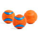 Trois balles pour chien Chuckit! orange avec accents bleus, conçues pour rapporter et mâcher, sur fond blanc.