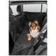 Ein brauner und weißer Hund sitzt bequem auf einem schwarzen, gesteppten Autositzbezug, mit sichtbaren schwarzen Seitenpaneelen und Netzfächern.