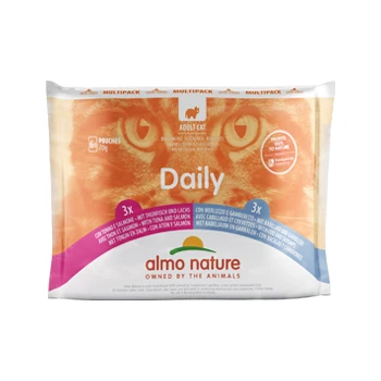 Almo Nature Daily Katzenfutter-Multipack mit drei 100g Beuteln und einem Nahaufnahme eines Katzenkopfes im Hintergrund.