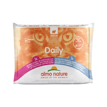 Almo Nature Daily Katzenfutter-Multipack mit drei 100g Beuteln und einem Nahaufnahme eines Katzenkopfes im Hintergrund.