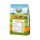 Eine Tüte BELFOR Naturgut-Schmaus Tiernahrung, vor einer malerischen Landschaft, mit wichtigen Details wie "Premiumqualität" und "82%".