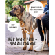 Eine Person hält eine stylische Leine für einen großen gestromten Hund. Text: "Für Wohlfühl-Spaziergänge," "Rundes Design," "360° Karabiner."