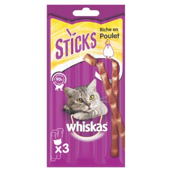 Verpakking van Whiskas Sticks kattensnoepjes met het gezicht van een grijze kat, drie snoepsticks, en tekst 'Rijk aan Kip' en '90% vlees.'