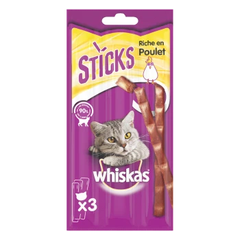 Emballage des friandises pour chats Whiskas Sticks présentant le visage d'un chat gris, trois bâtonnets de friandises, et le texte "Riche en Poulet" et "90% viande."