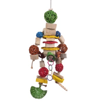 Buntes Vogelspielzeug aus verschiedenen Holz- und geflochtenen Materialien, mit Kugeln, Scheiben und einer grünen Basis, die von einer Kette hängt.