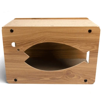 Holz-Kratzbaum und Versteck für Katzen mit einem fischförmigen Ausschnitt, mit einer strukturierten Kratzoberfläche oben.